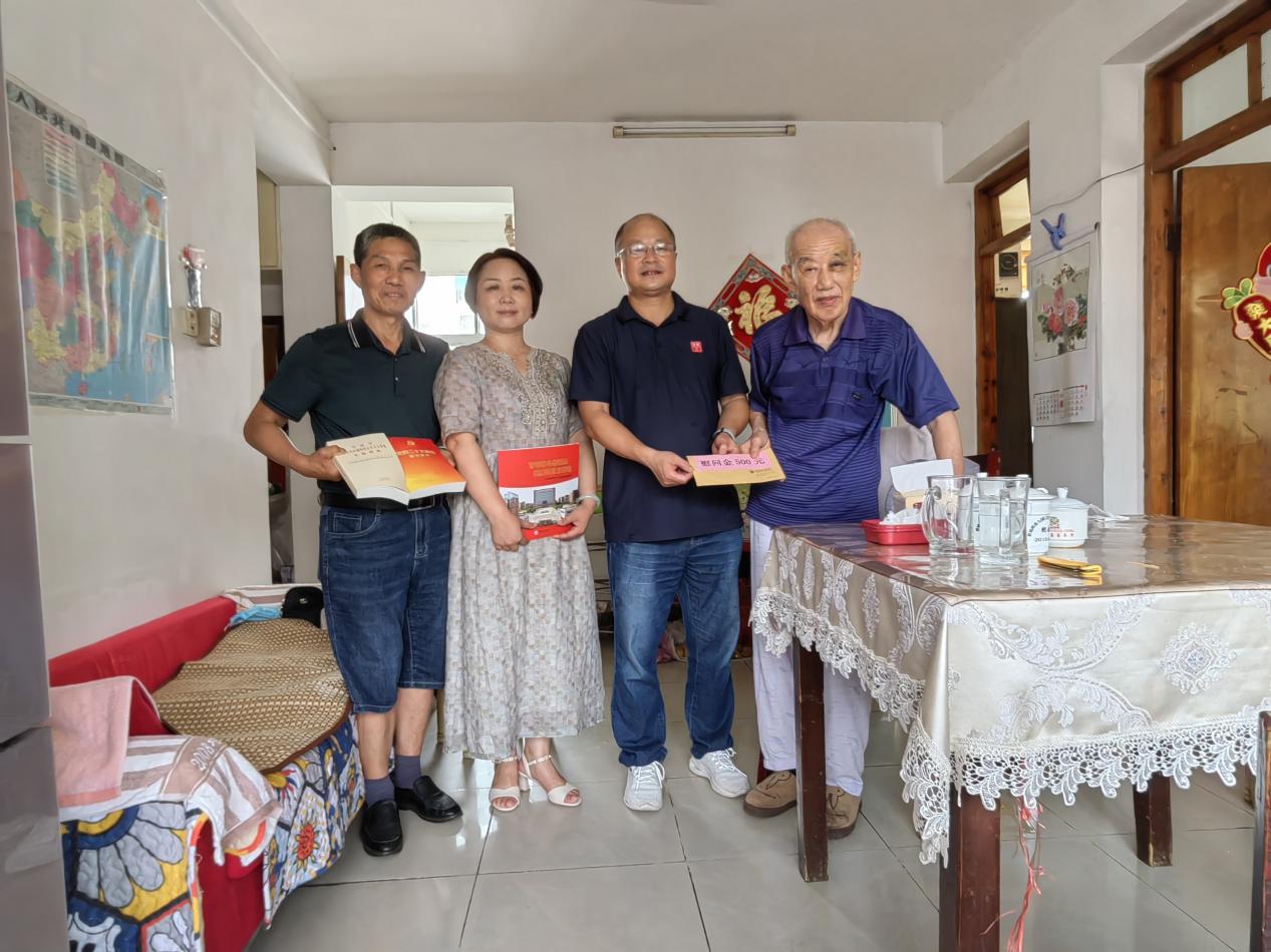 20230629舒城職業(yè)學(xué)校慶祝中國共產(chǎn)黨成立102周年系列活動之慰問困難黨員
