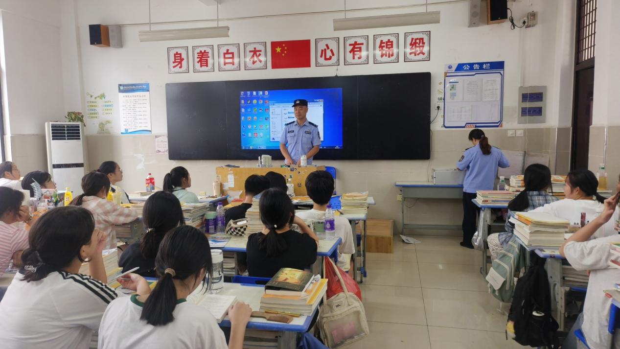 20240904城東派出所干警到校進(jìn)行反邪教基本知識宣傳與測試1
