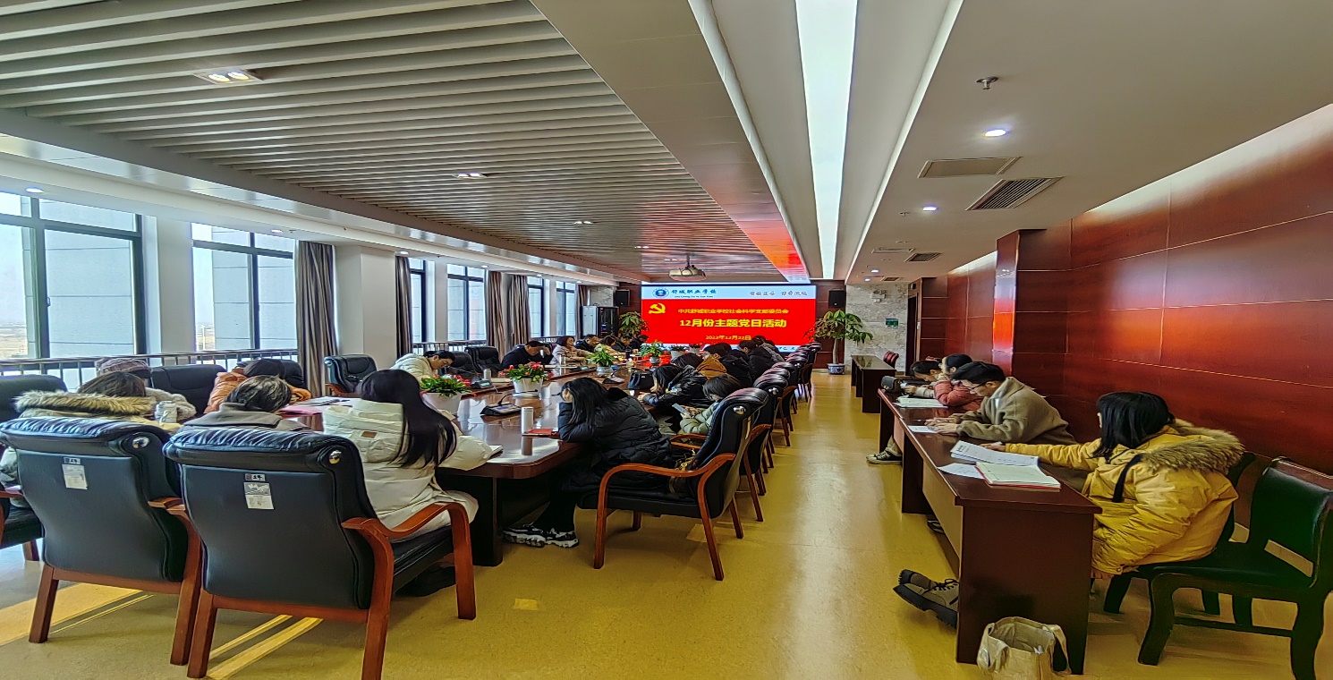 房間里有許多椅子&#xA;&#xA;中度可信度描述已自動生成